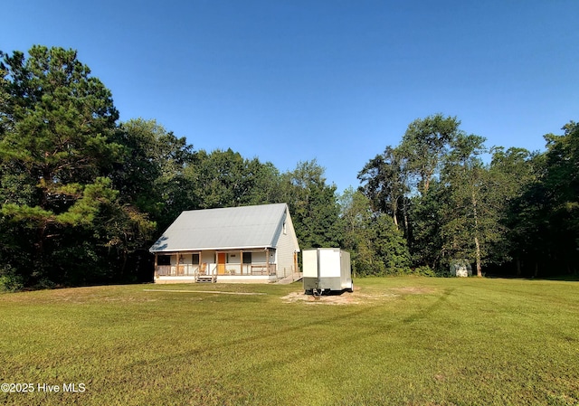 view of front facade featuring covered porch and a front lawn