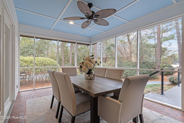 sunroom with ceiling fan