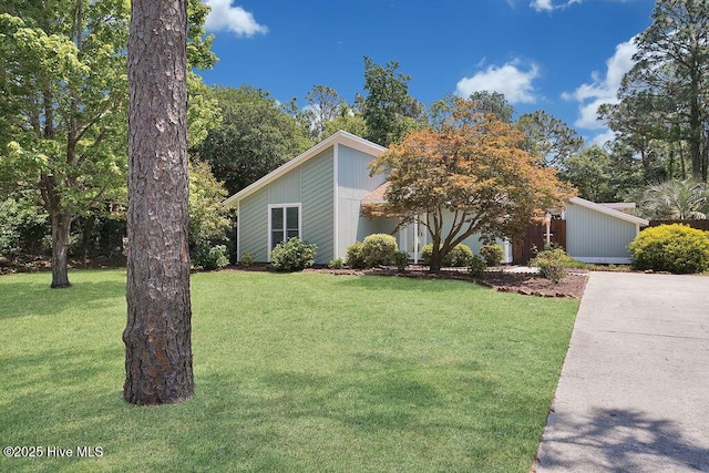 view of front facade featuring a front yard