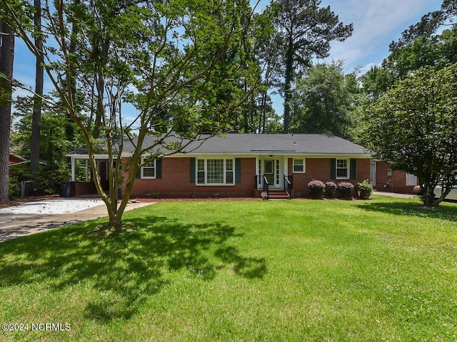 ranch-style home featuring a front lawn