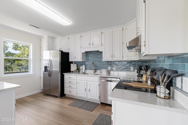 empty room featuring light wood-style flooring, ceiling fan, and baseboards