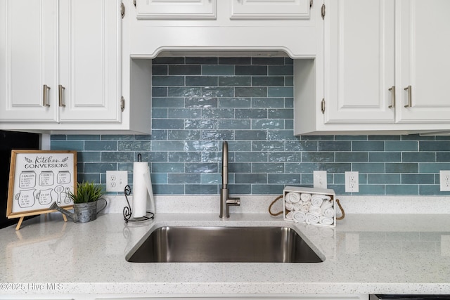 laundry area featuring water heater, visible vents, independent washer and dryer, laundry area, and a sink