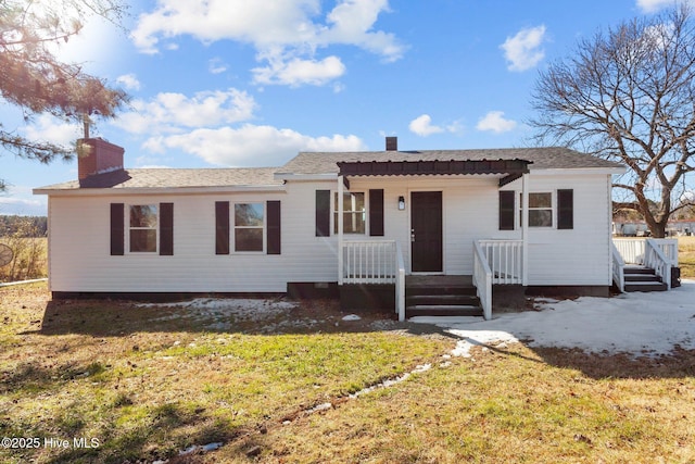 view of front facade with a front yard