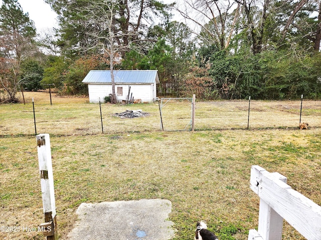 view of yard featuring an outbuilding