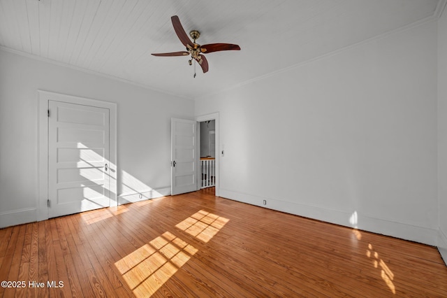 empty room featuring crown molding, light hardwood / wood-style floors, and ceiling fan