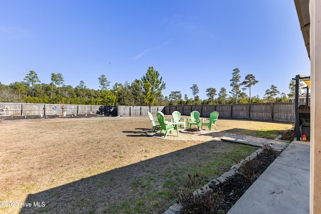 view of yard featuring a fire pit