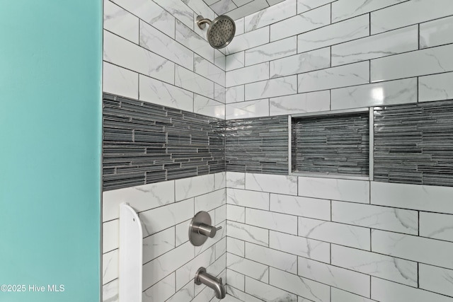 room details with tiled shower / bath