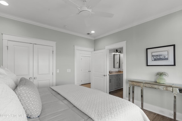 bedroom featuring ensuite bath, ornamental molding, dark hardwood / wood-style floors, a closet, and ceiling fan