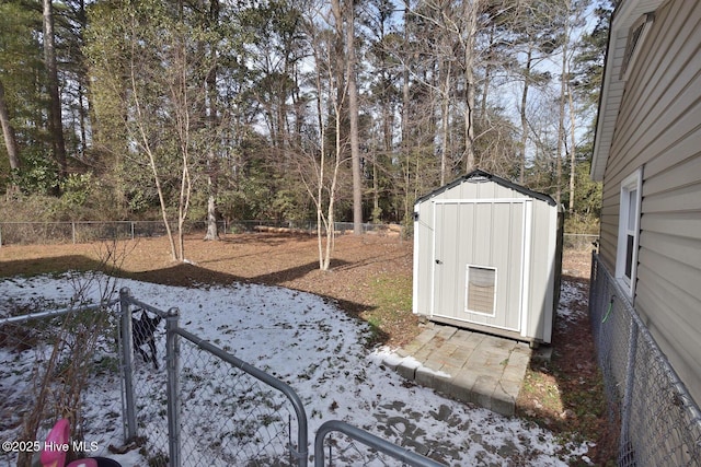 view of yard featuring a storage unit