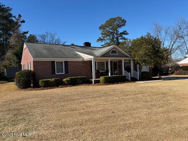 view of front of home featuring a porch and a front yard