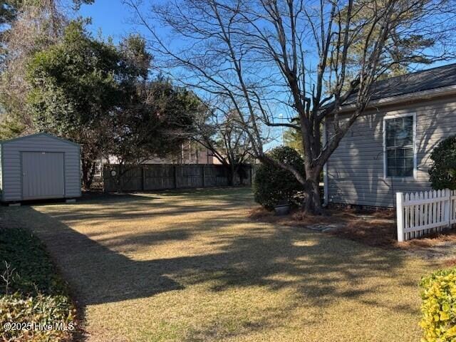 view of yard featuring a storage unit