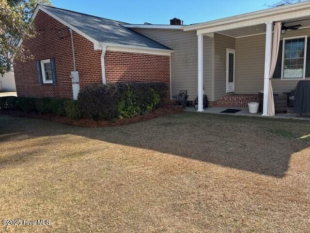 view of side of property featuring a lawn