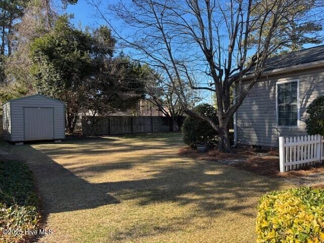 view of yard featuring a storage unit