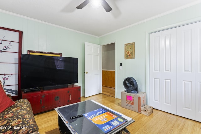 living room with ceiling fan, crown molding, and hardwood / wood-style floors