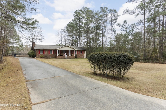 single story home featuring a front yard