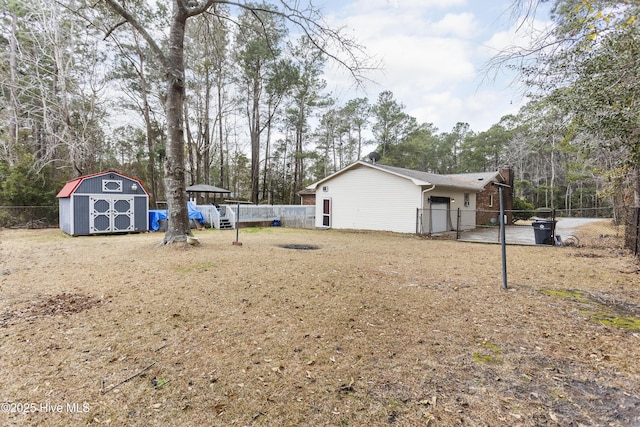 view of yard featuring a storage unit