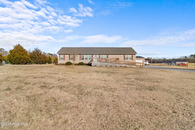 view of front facade with a front yard