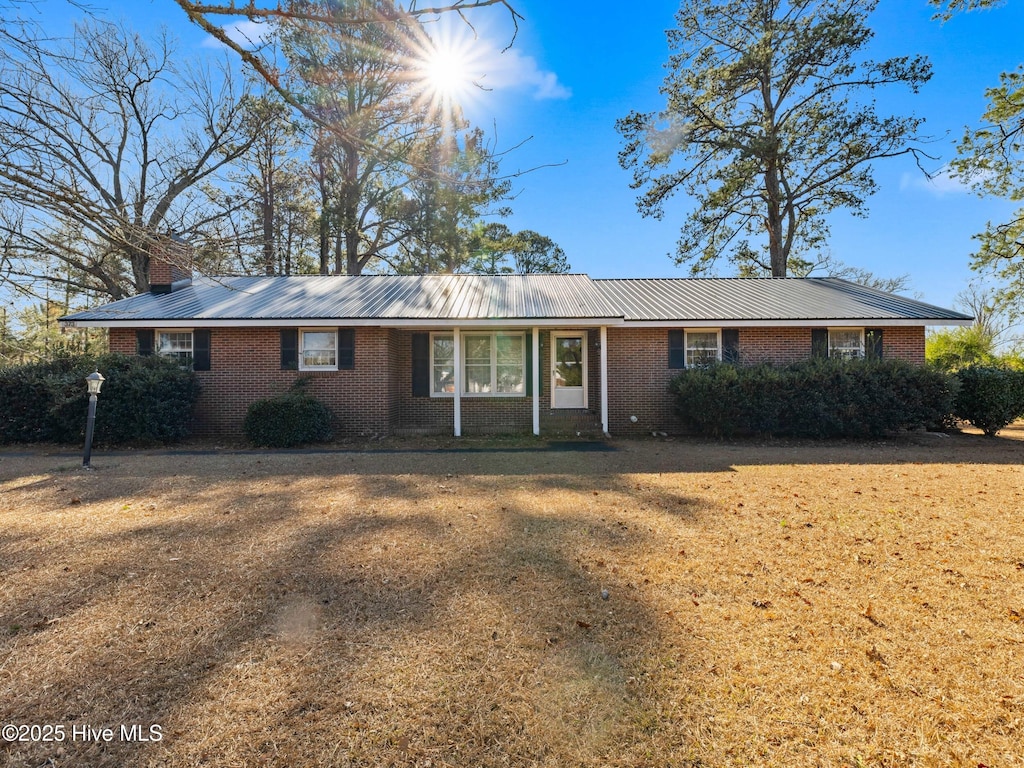 single story home with a front yard