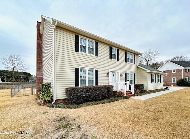 view of front of property with a front yard