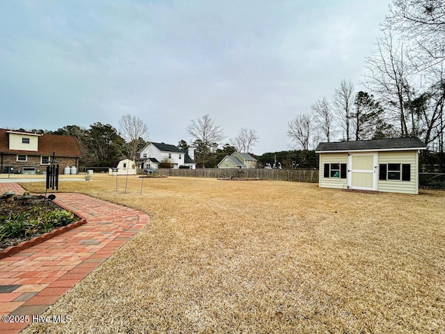 view of yard featuring an outdoor structure