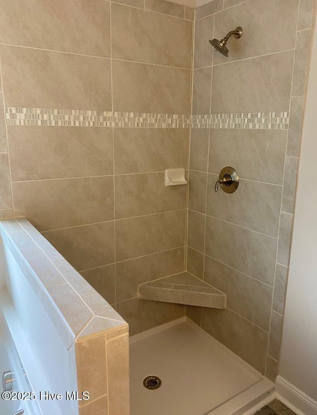 bathroom featuring a tile shower