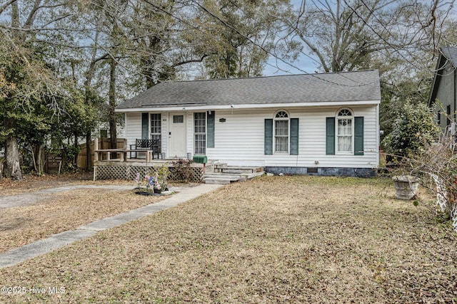 view of front facade with a front lawn