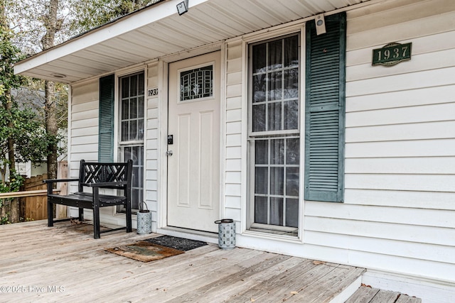 property entrance with covered porch