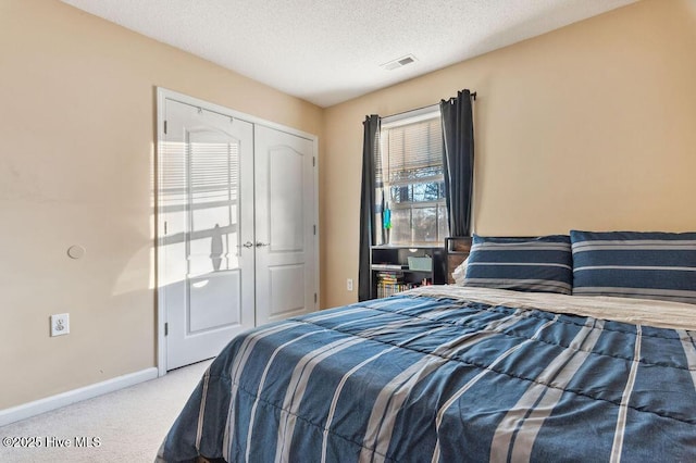 bedroom featuring carpet, a textured ceiling, and a closet