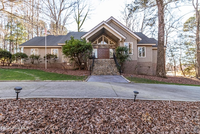 view of front facade with a front yard