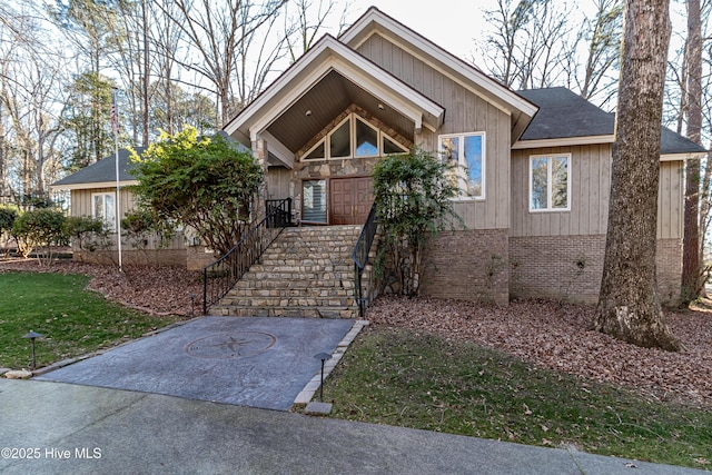 view of front of home with a front lawn