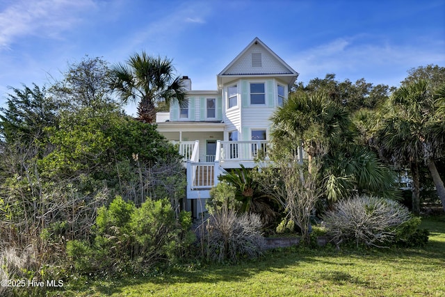 view of front facade with a front yard