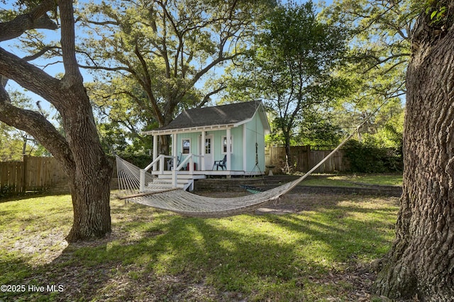 view of yard with an outdoor structure