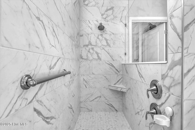 bathroom featuring a tile shower