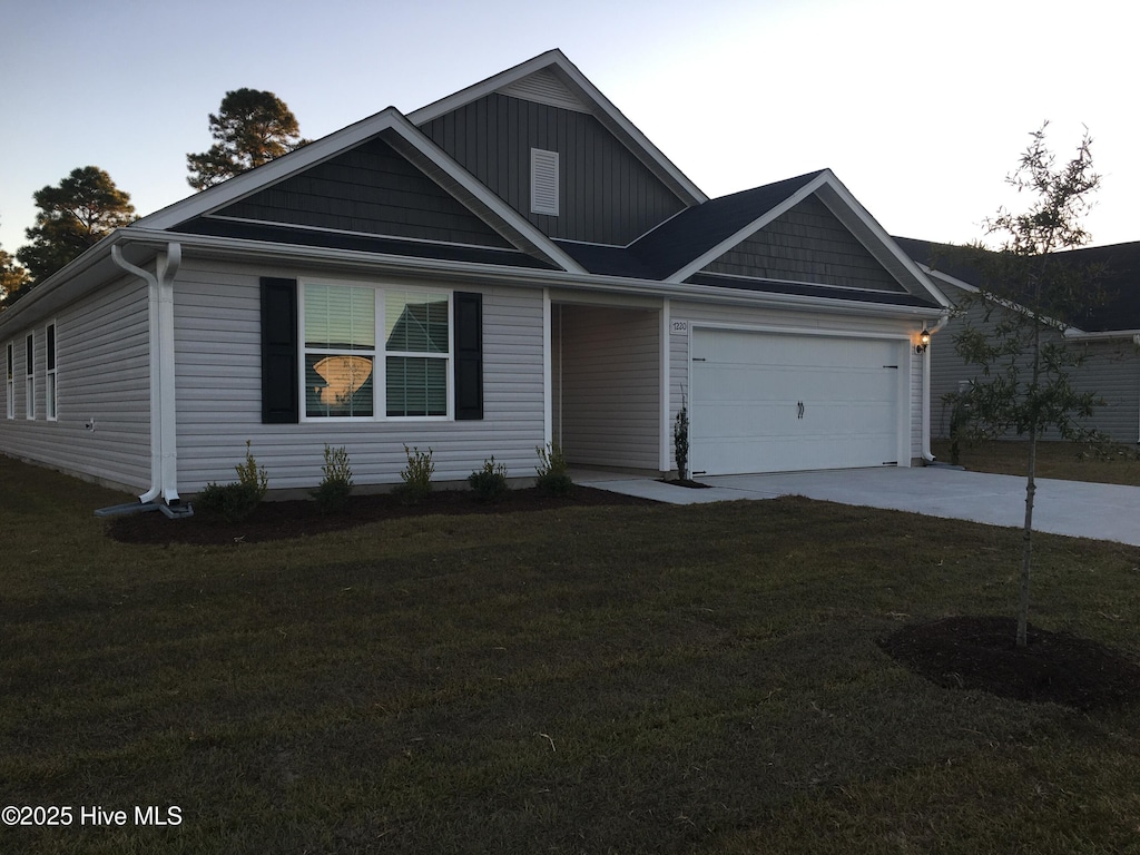 view of front facade with a garage and a front yard