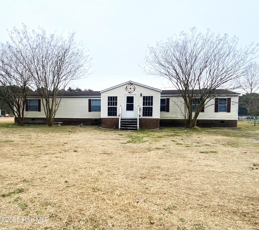 view of front of home featuring a front yard