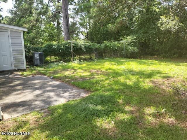 view of yard featuring a patio