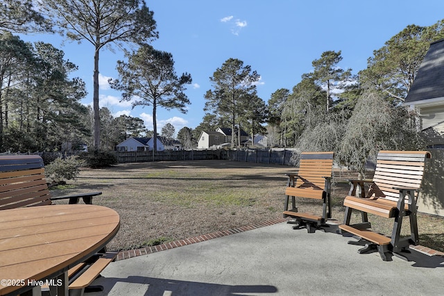 view of yard featuring a patio area