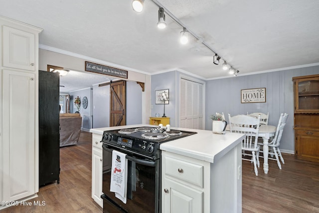 kitchen featuring ornamental molding, black range with electric stovetop, light wood finished floors, and a barn door