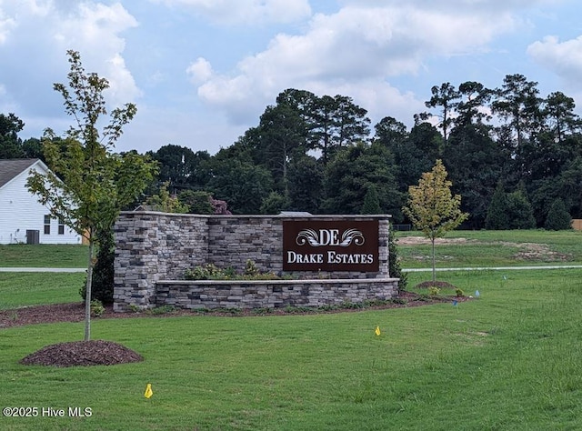 community / neighborhood sign featuring a yard