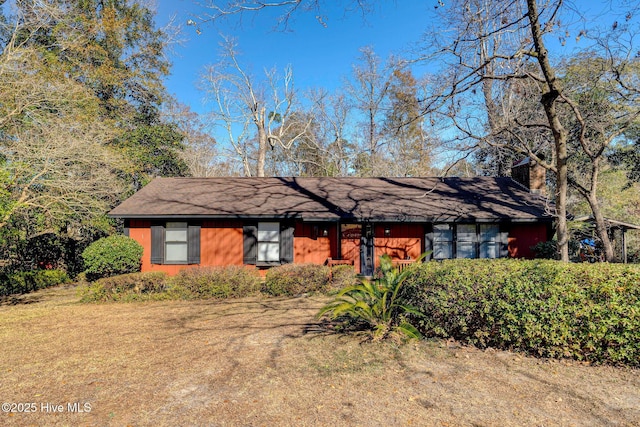 single story home with a front lawn