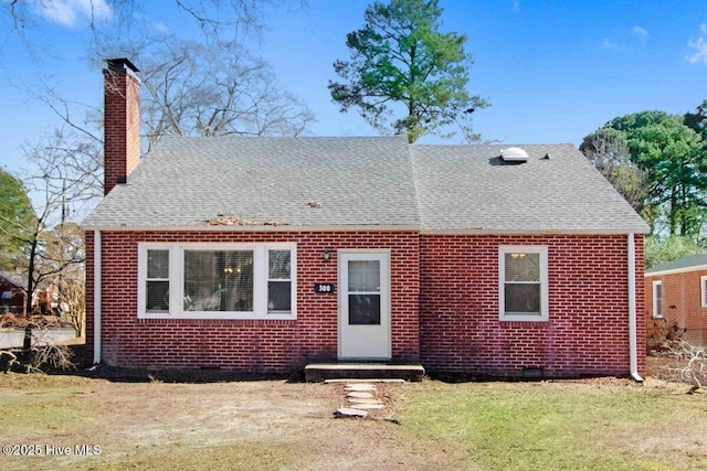 view of front of home with a front lawn