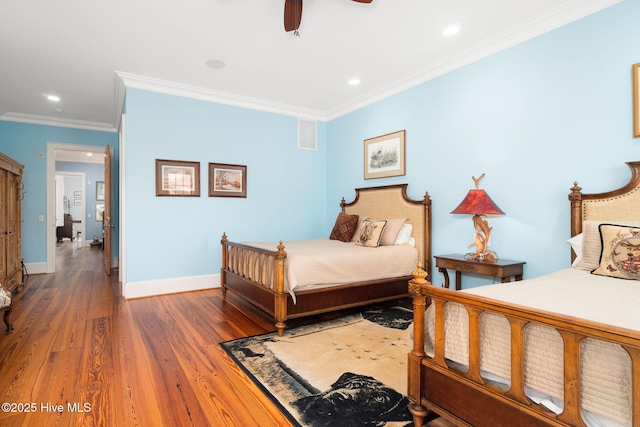 bedroom with wood finished floors, baseboards, visible vents, recessed lighting, and crown molding