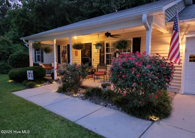 view of front facade with a garage and ceiling fan