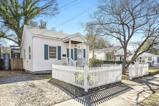 view of front of home featuring a fenced front yard