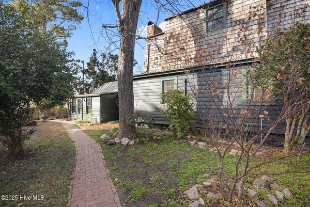 view of yard featuring a shed