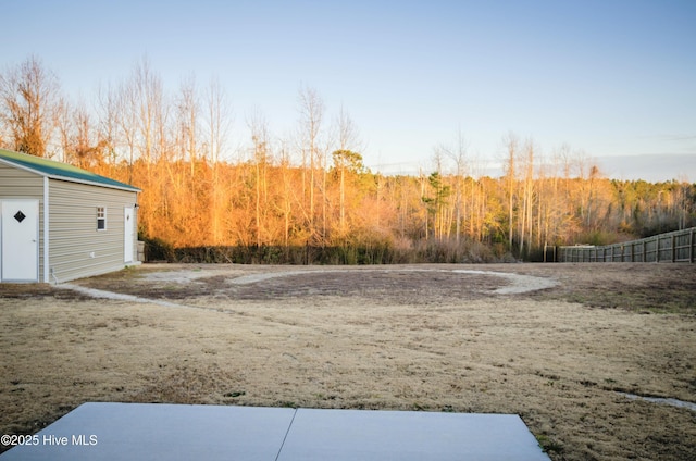 view of yard featuring an outdoor structure