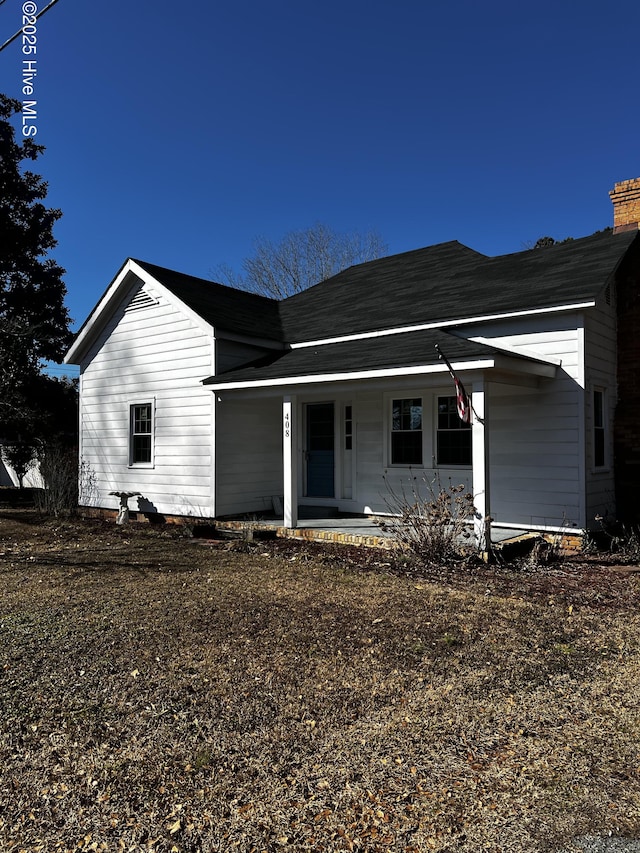 single story home with a porch