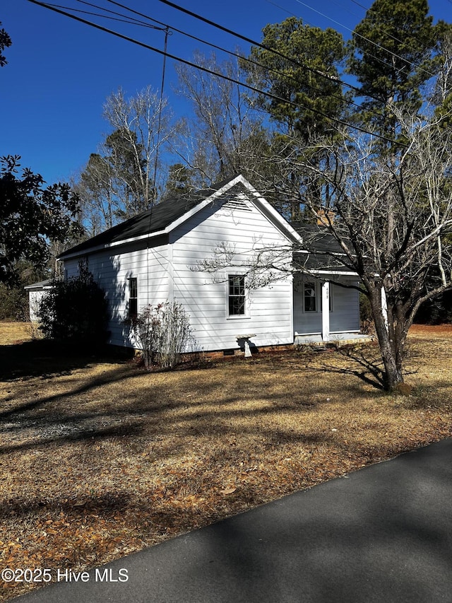 view of side of property featuring a yard