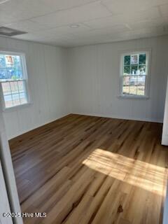 spare room featuring dark hardwood / wood-style floors and ceiling fan