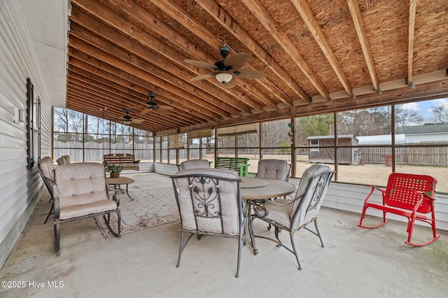 sunroom with ceiling fan